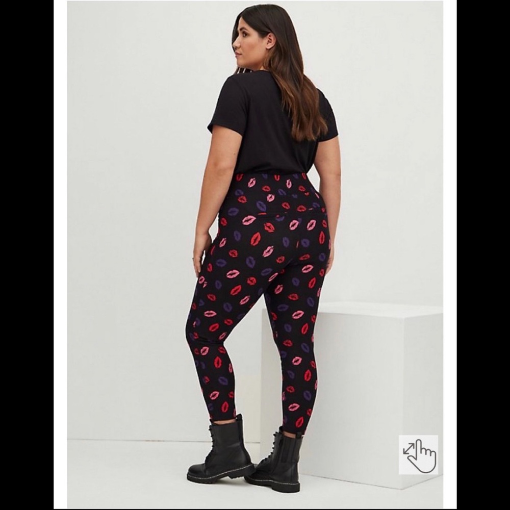 TORRID Pocket Pixie Pants / Luxe Ponte Lips Black